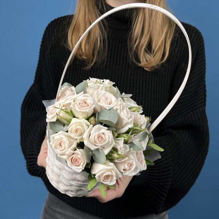 5 кустовых роз Роял Порцелина в корзине